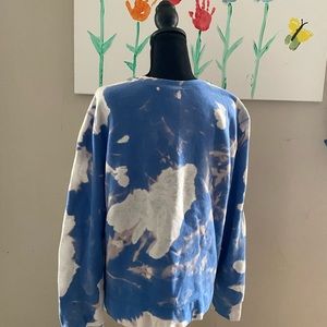 Large Everlasting Women’s Sweatshirt. Never been worn. In excellent condition!
